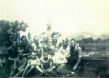 Mit ehemaligen Häftlingen in Gusen (1945) (mittlere Reihe, Dritter von rechts, mit Mütze)