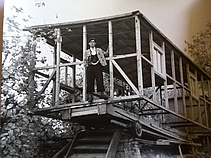 Anton Held beim Bau seines ersten „Hauses“, eines Wohnwagens, in den 1940er Jahren. (Bild: Familienbesitz Held)