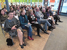 Erste Reihe, v.r.n.l.: Bürgermeister Marcel Fath, stellvertretende Landrätin Marianne Klafki, Anton Jais, Norbert Göttler, Annerose Stanglmayr, Sabine Gerhardus