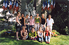 Teilnehmerinnen mit den Betreuern Sabine Gerhardus und Günter Leitzgen vor dem Denkmal für die Deportierten des Train Fantome in Sorgues (2004)