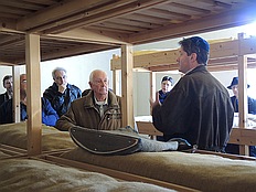 Henk van de Water begleitet die Besucher in Kamp Vught